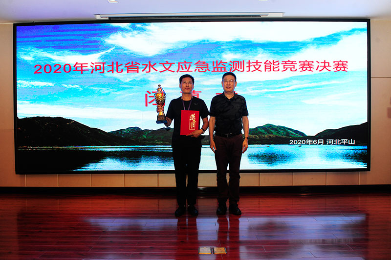 团体一等奖与省水利厅一级巡视员罗少军合影.JPG